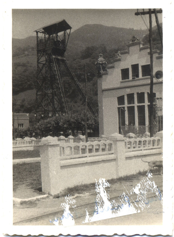 Pozo San Luis (La Nueva) castillete y Casa de Máquinas. Año 1961. Fuente: Archivo Histórico de Hunosa Pozu Fondón.