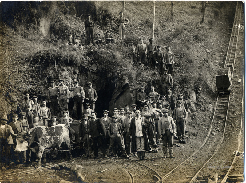 Grupo minero, bocamina y plano inclinado de Carbones La Nueva. Langreo, Asturias. Años 20. Fuente: Archivo Histórico de Hunosa Pozu Fondón.