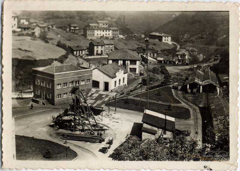 Vista de La Nueva con el Pozo San Luis en primer término. Fuente: Archivo Histórico de Hunosa Pozu Fondón.