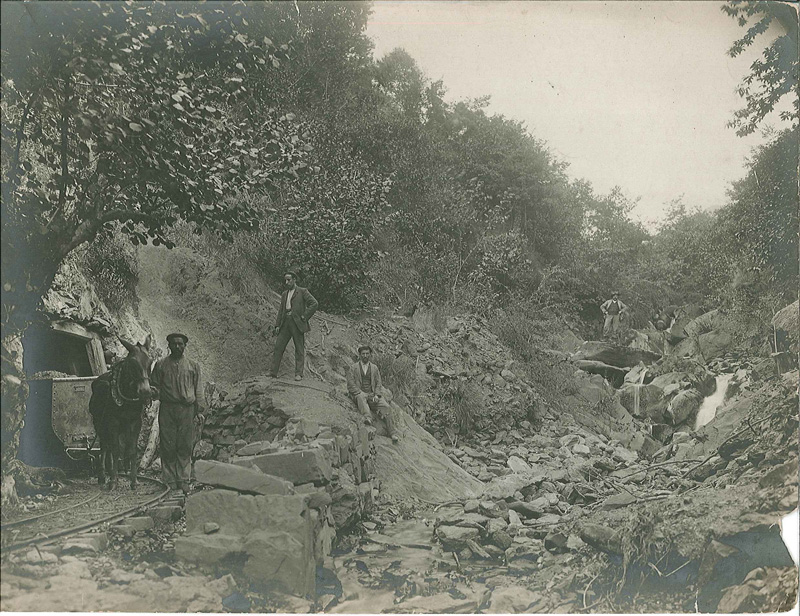 Entrada a la mina al nivel del Samuño, explotación del Grupo Miguelinas Carbones La Nueva. Año 1905. Fuente: Archivo Histórico de Hunosa Pozu Fondón.